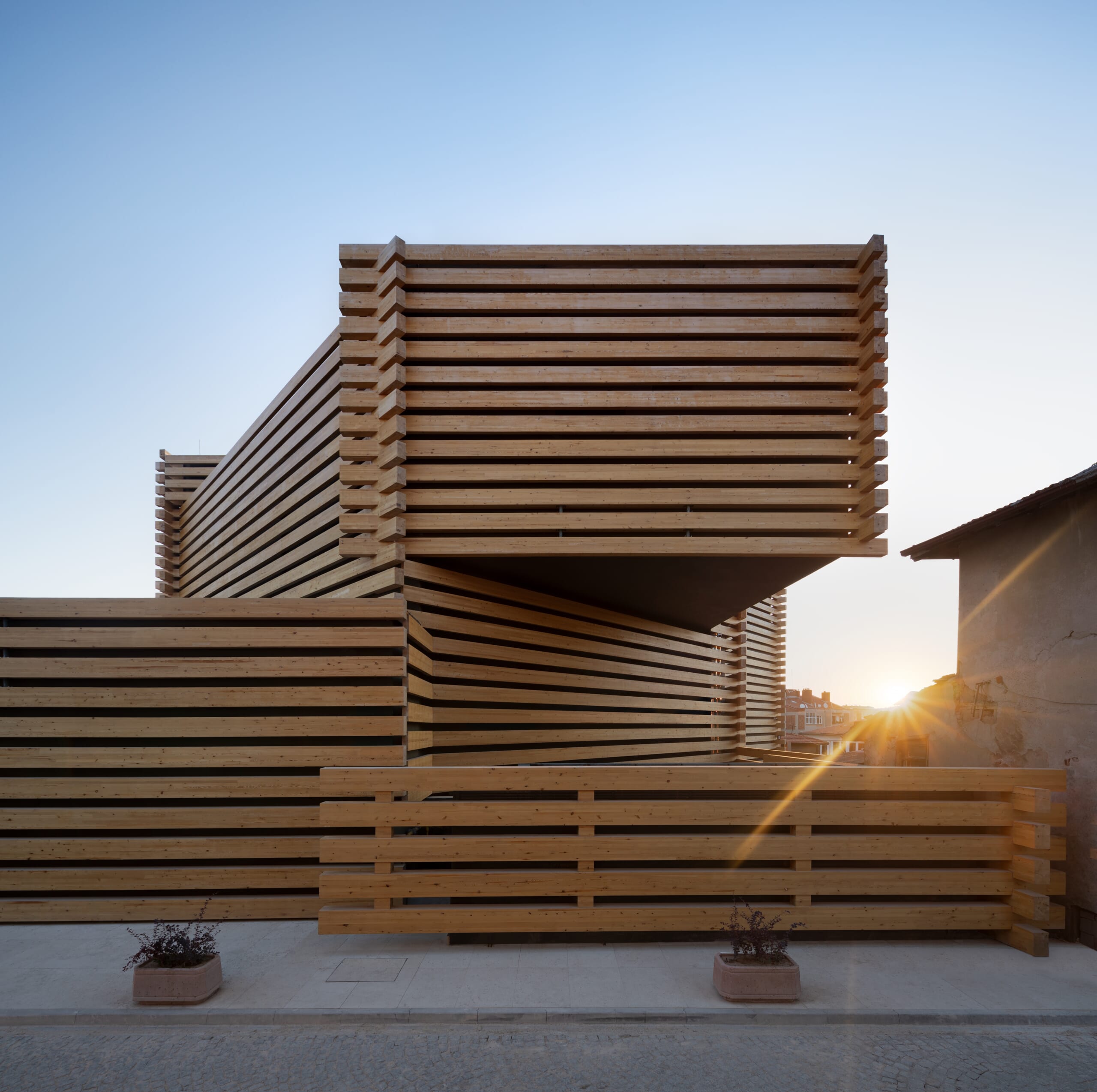美しさと知性をまとって。重なりがドラマを生む、「Kengo Kuma + MA,YU 