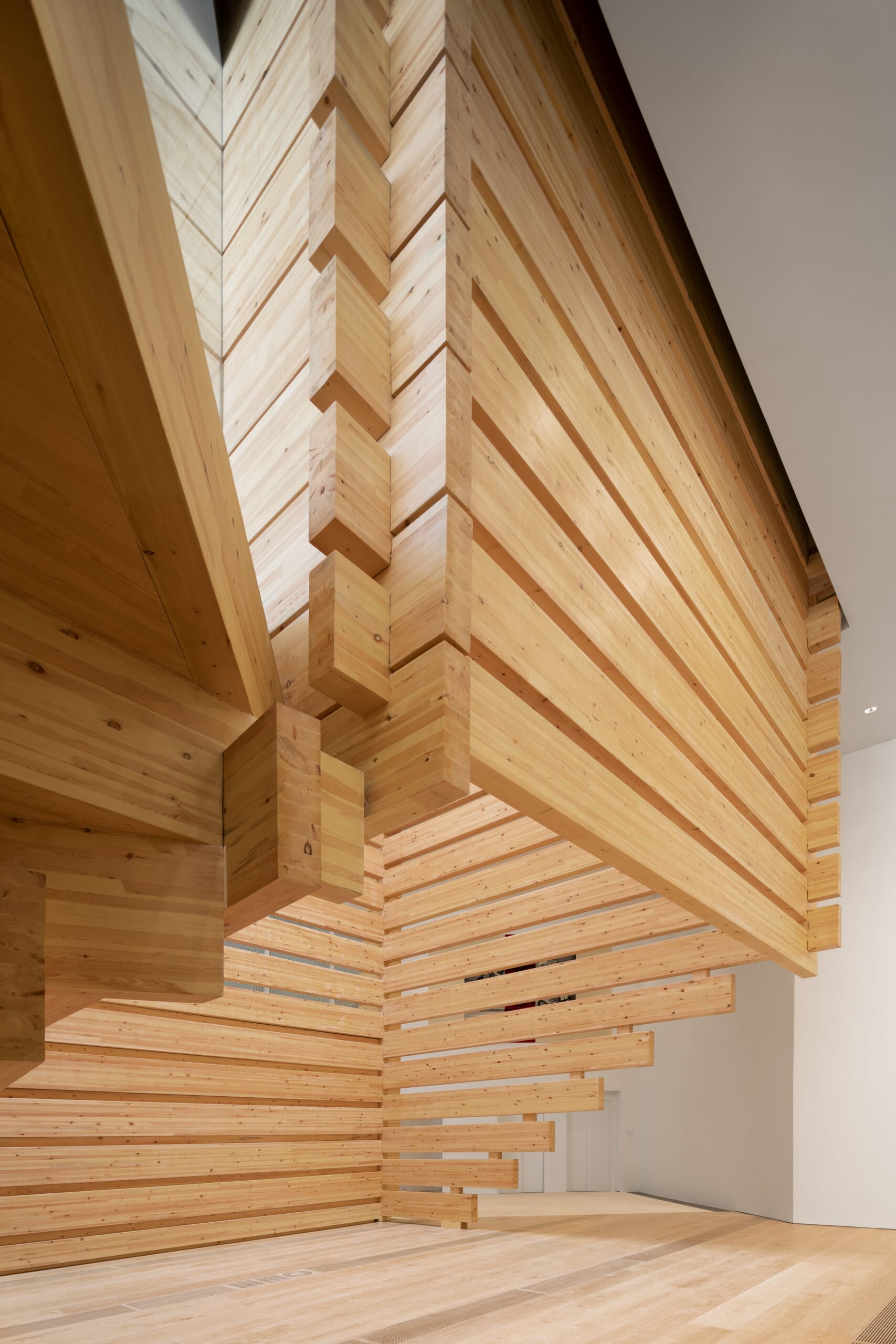 美しさと知性をまとって。重なりがドラマを生む、「Kengo Kuma + MA,YU 
